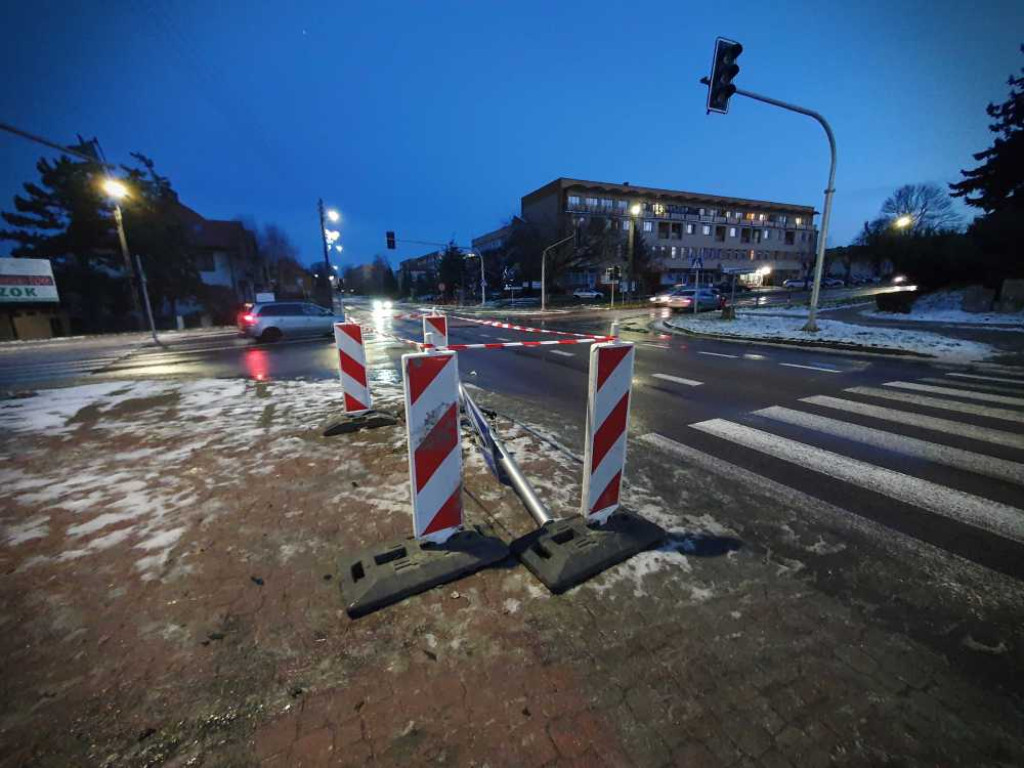 Hrubieszów: 18-latek uderzył BMW w sygnalizator [ZDJĘCIA]