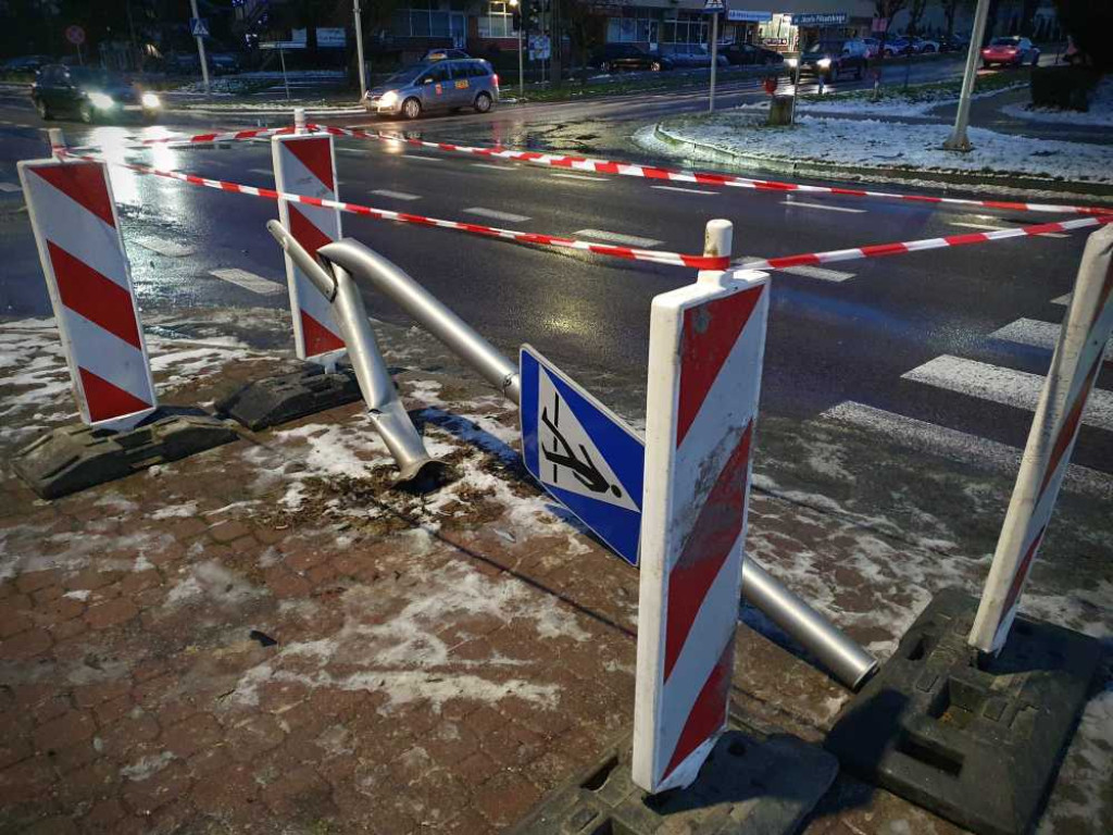 Hrubieszów: 18-latek uderzył BMW w sygnalizator [ZDJĘCIA]