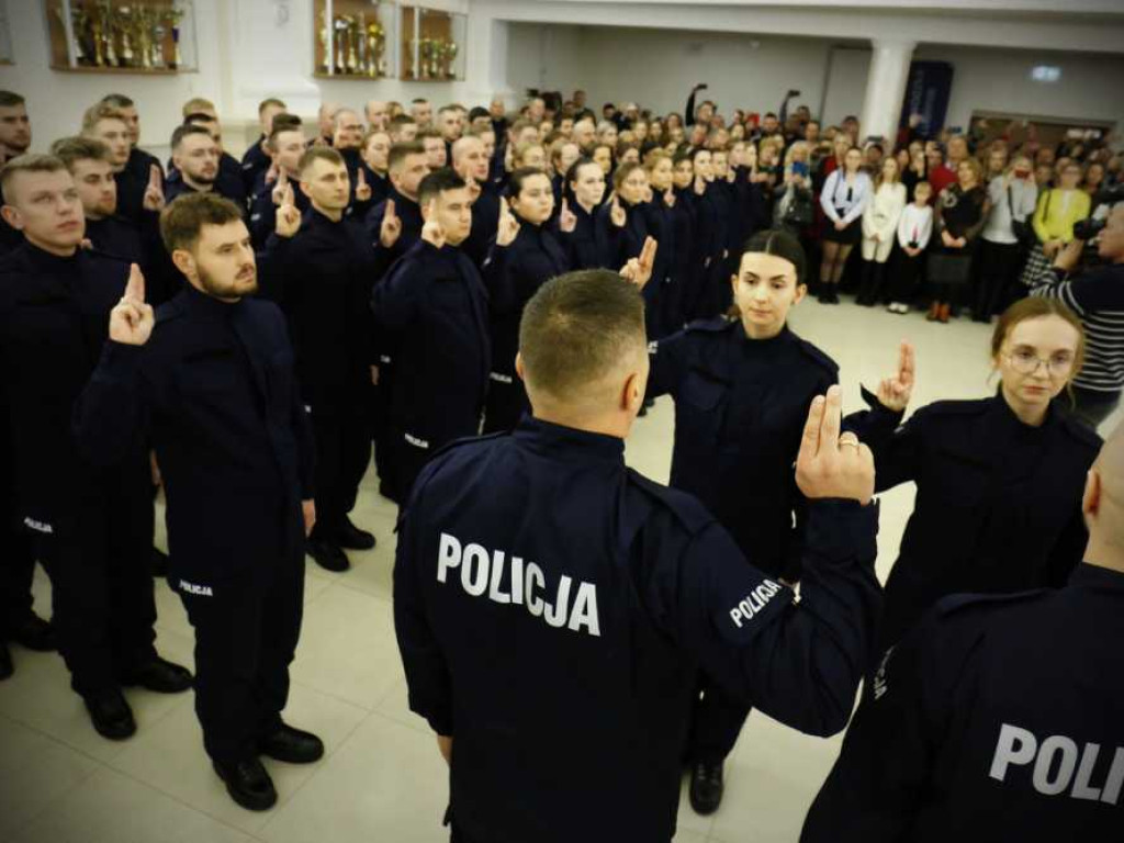 100 nowych policjantów w Lubelskiej Policji. Zasilą również szeregi hrubieszowskiej komendy [ZDJĘCIA]