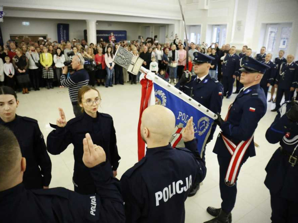 100 nowych policjantów w Lubelskiej Policji. Zasilą również szeregi hrubieszowskiej komendy [ZDJĘCIA]