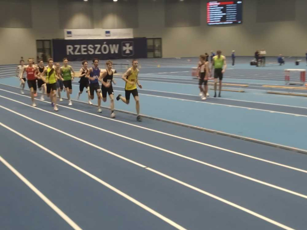 Wiele rekordów życiowych! Pierwszy start lekkoatletów Unii Hrubieszów pod dachem [ZDJĘCIA]