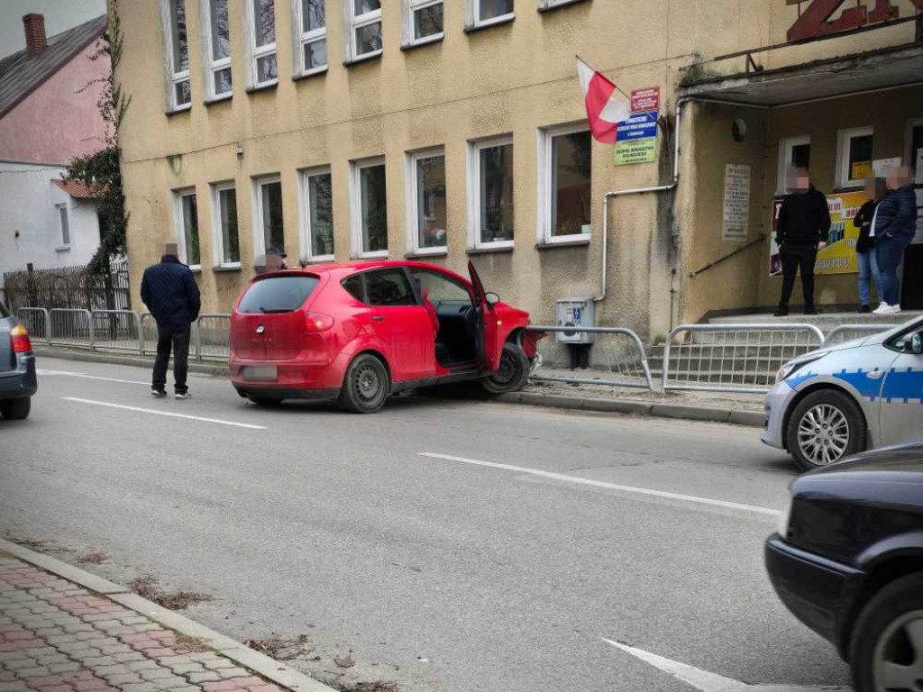 Hrubieszów: Kolejna kolizja z barierkami na ul. 3 Maja [ZDJĘCIA]