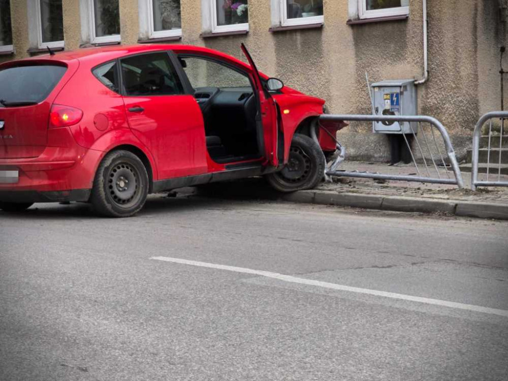 Hrubieszów: Kolejna kolizja z barierkami na ul. 3 Maja [ZDJĘCIA]
