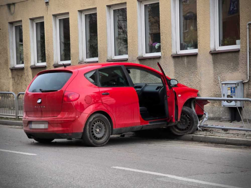 Hrubieszów: Kolejna kolizja z barierkami na ul. 3 Maja [ZDJĘCIA]