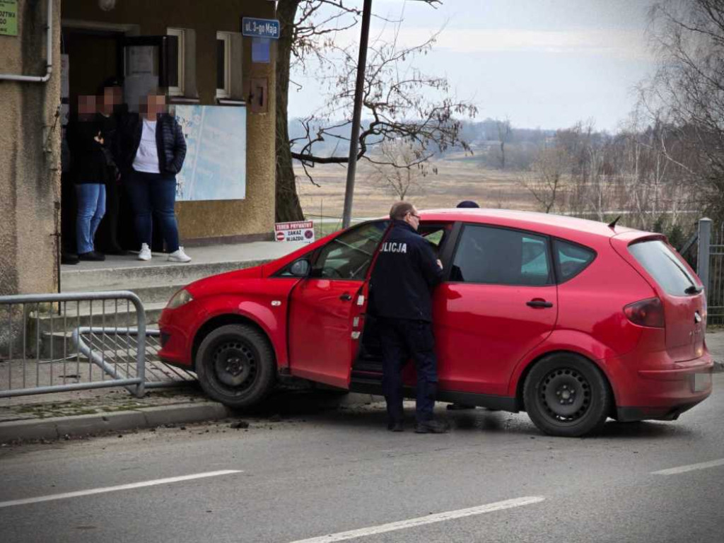 Hrubieszów: Kolejna kolizja z barierkami na ul. 3 Maja [ZDJĘCIA]