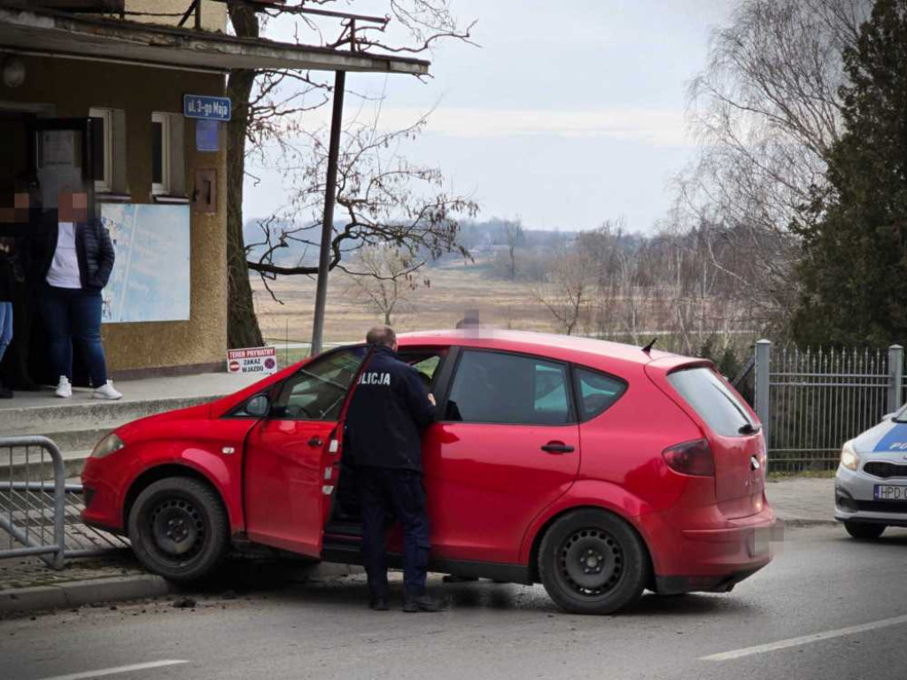Hrubieszów: Kolejna kolizja z barierkami na ul. 3 Maja [ZDJĘCIA]