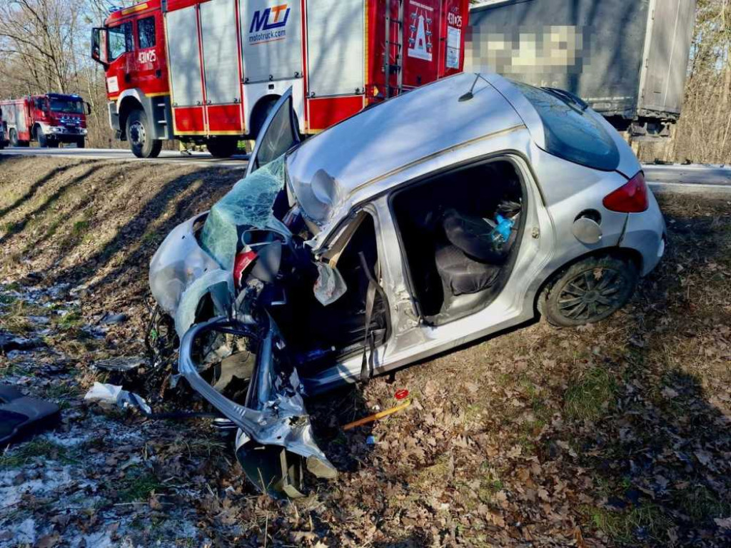 Czołowe zderzenie osobówki z ciężarówką. Interweniował śmigłowiec LPR [ZDJĘCIA]
