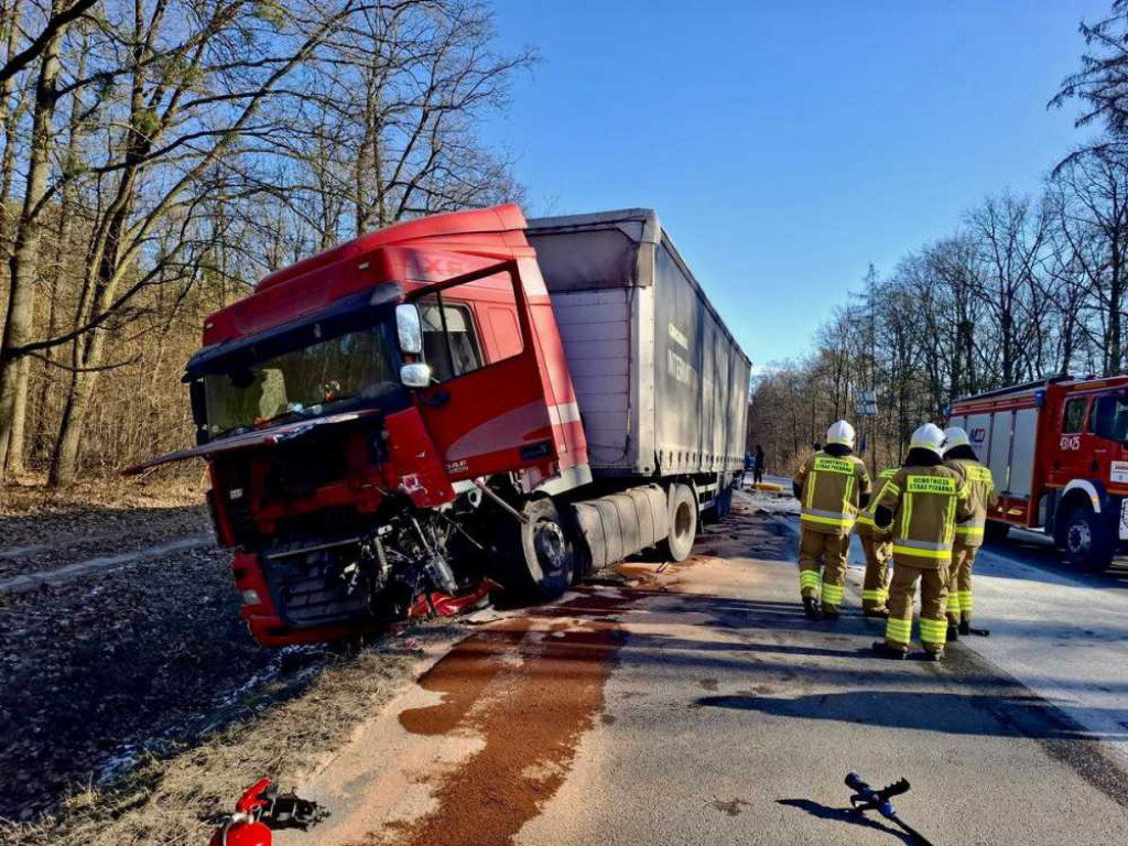 Czołowe zderzenie osobówki z ciężarówką. Interweniował śmigłowiec LPR [ZDJĘCIA]