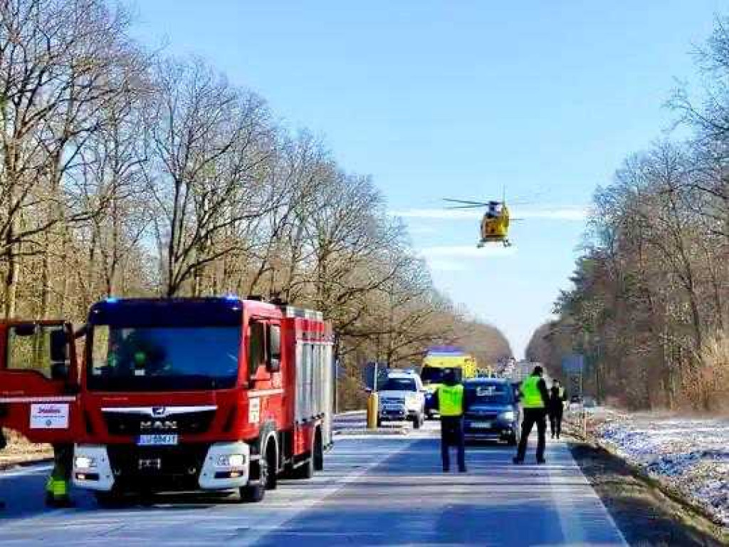 Czołowe zderzenie osobówki z ciężarówką. Interweniował śmigłowiec LPR [ZDJĘCIA]