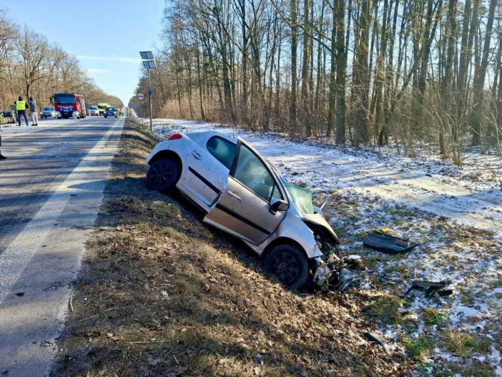 Czołowe zderzenie osobówki z ciężarówką. Interweniował śmigłowiec LPR [ZDJĘCIA]