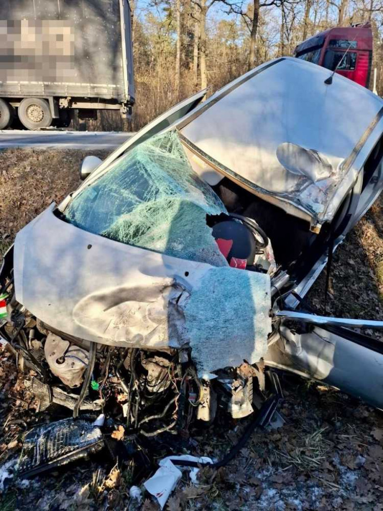Czołowe zderzenie osobówki z ciężarówką. Interweniował śmigłowiec LPR [ZDJĘCIA]