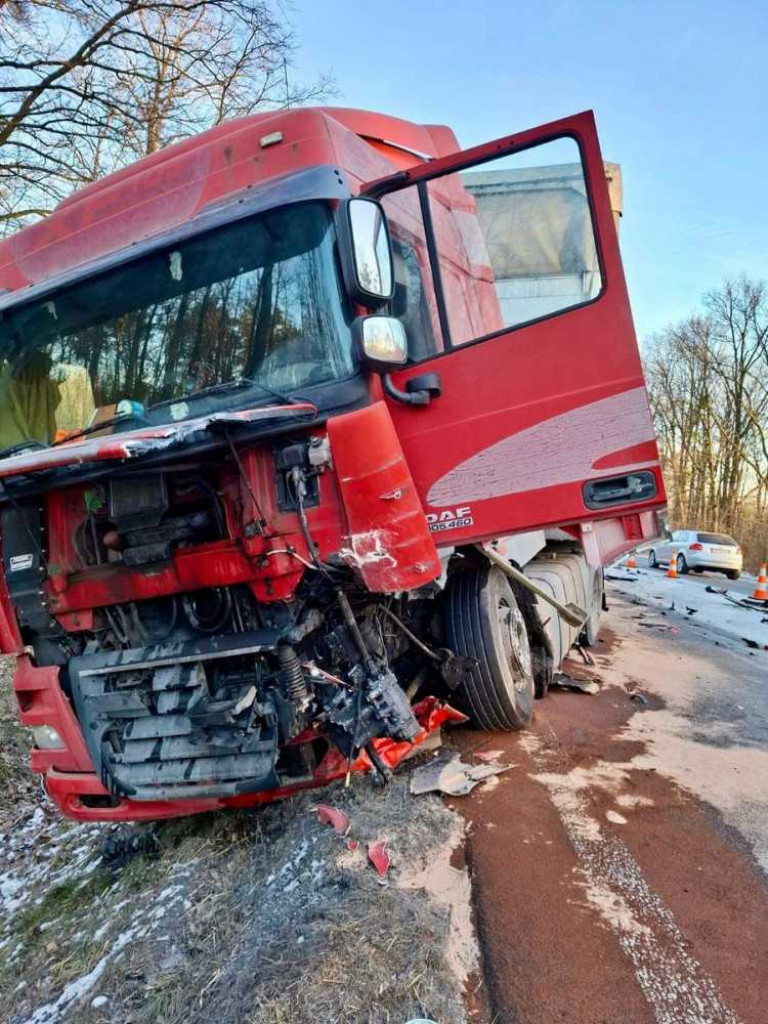 Czołowe zderzenie osobówki z ciężarówką. Interweniował śmigłowiec LPR [ZDJĘCIA]