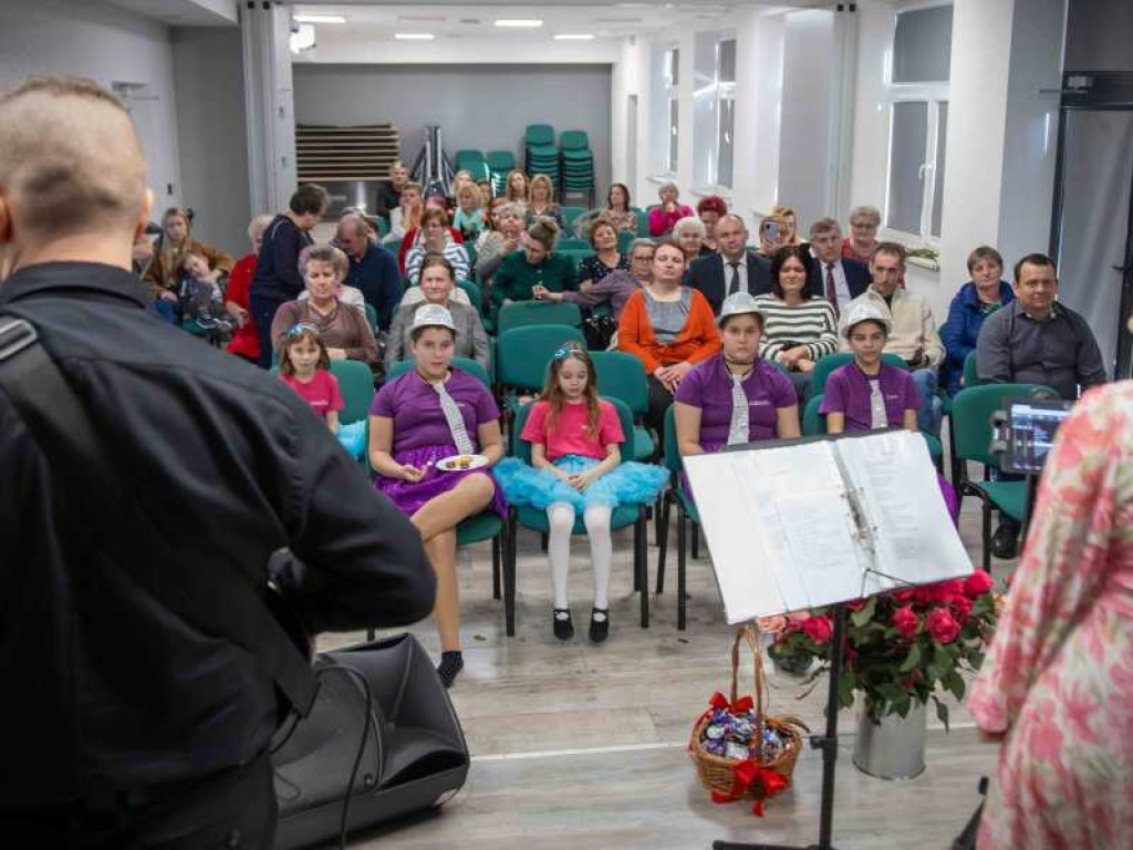 Być kobietą - kwiatek dla Ewy [ZDJĘCIA]