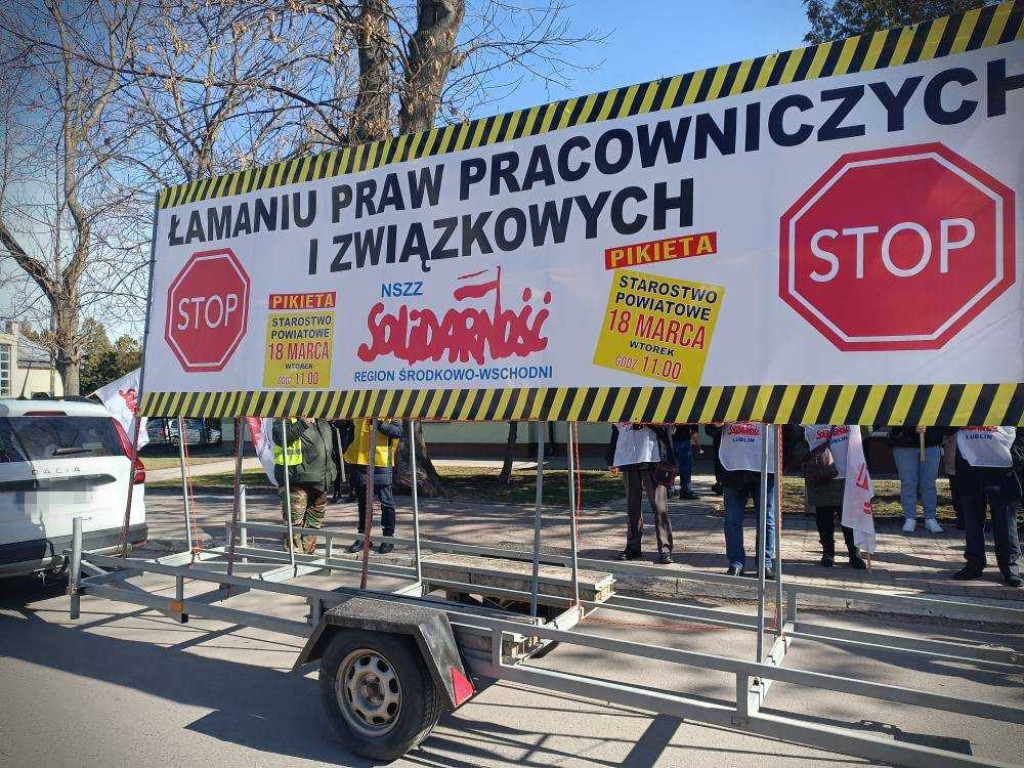 Hrubieszów: Pikieta przed urzędem pracy i starostwem [ZDJĘCIA, WIDEO]