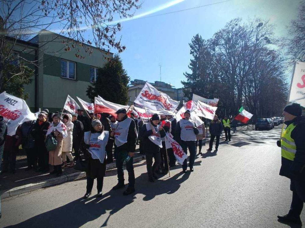 Hrubieszów: Pikieta przed urzędem pracy i starostwem [ZDJĘCIA, WIDEO]