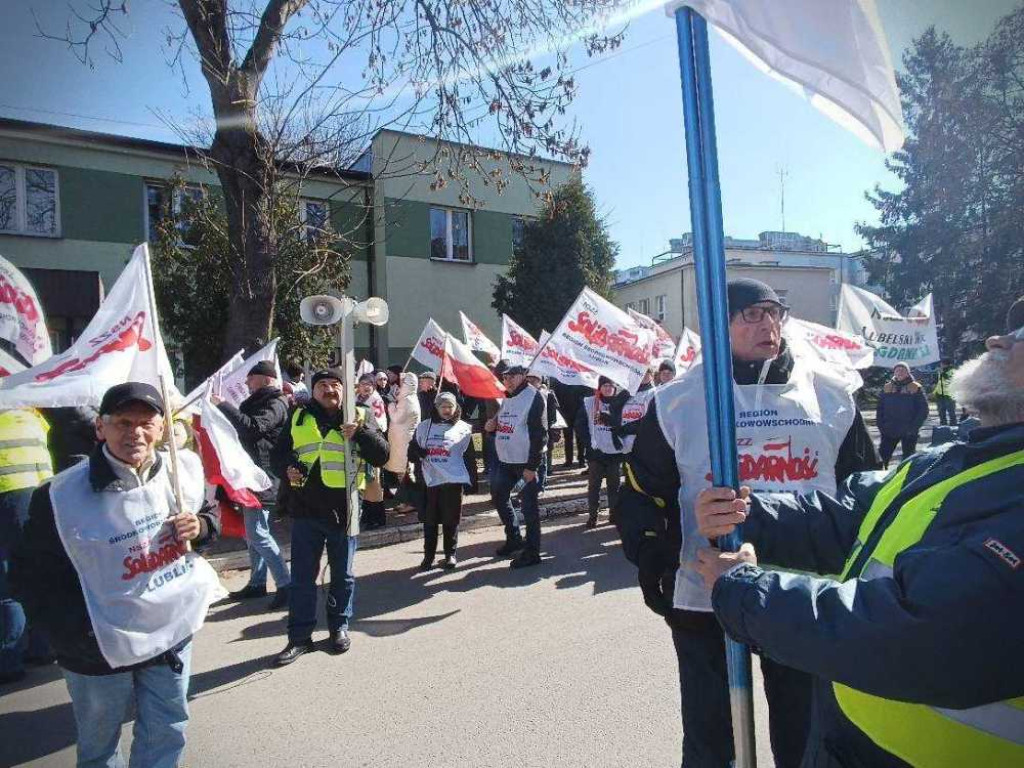 Hrubieszów: Pikieta przed urzędem pracy i starostwem [ZDJĘCIA, WIDEO]