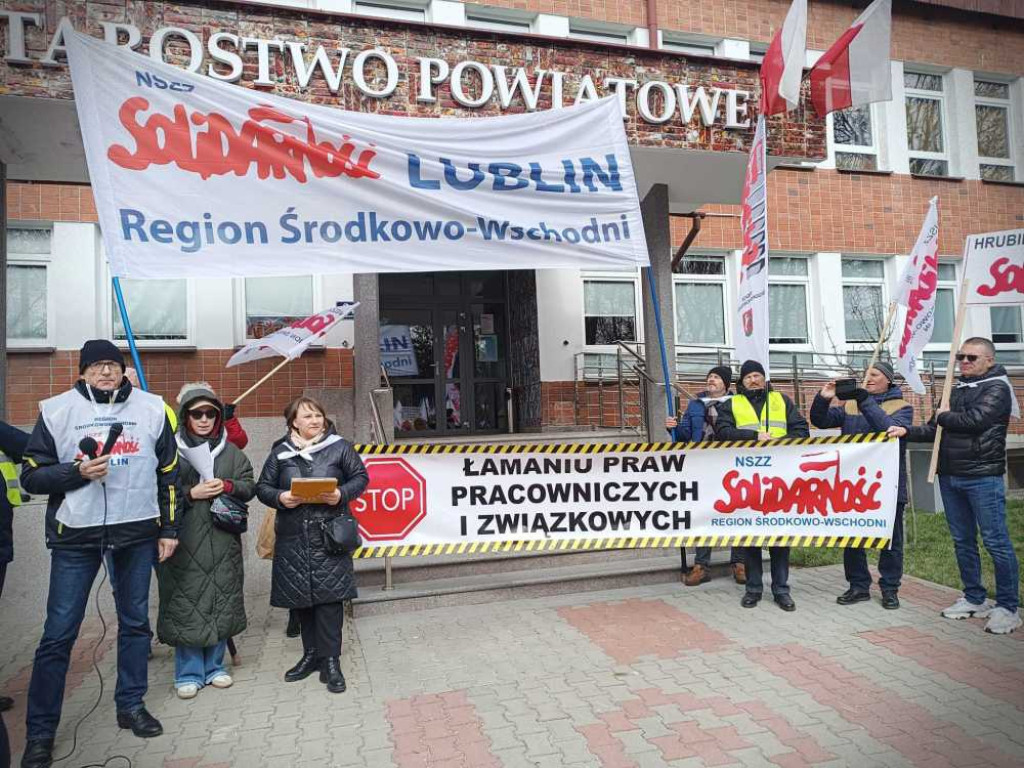 Hrubieszów: Pikieta przed urzędem pracy i starostwem [ZDJĘCIA, WIDEO]