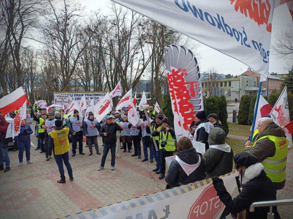 Hrubieszów: Pikieta przed urzędem pracy i starostwem [ZDJĘCIA, WIDEO]