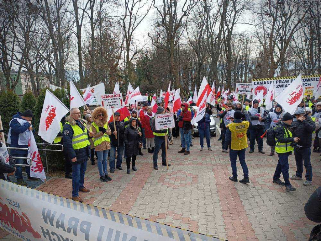 Hrubieszów: Pikieta przed urzędem pracy i starostwem [ZDJĘCIA, WIDEO]