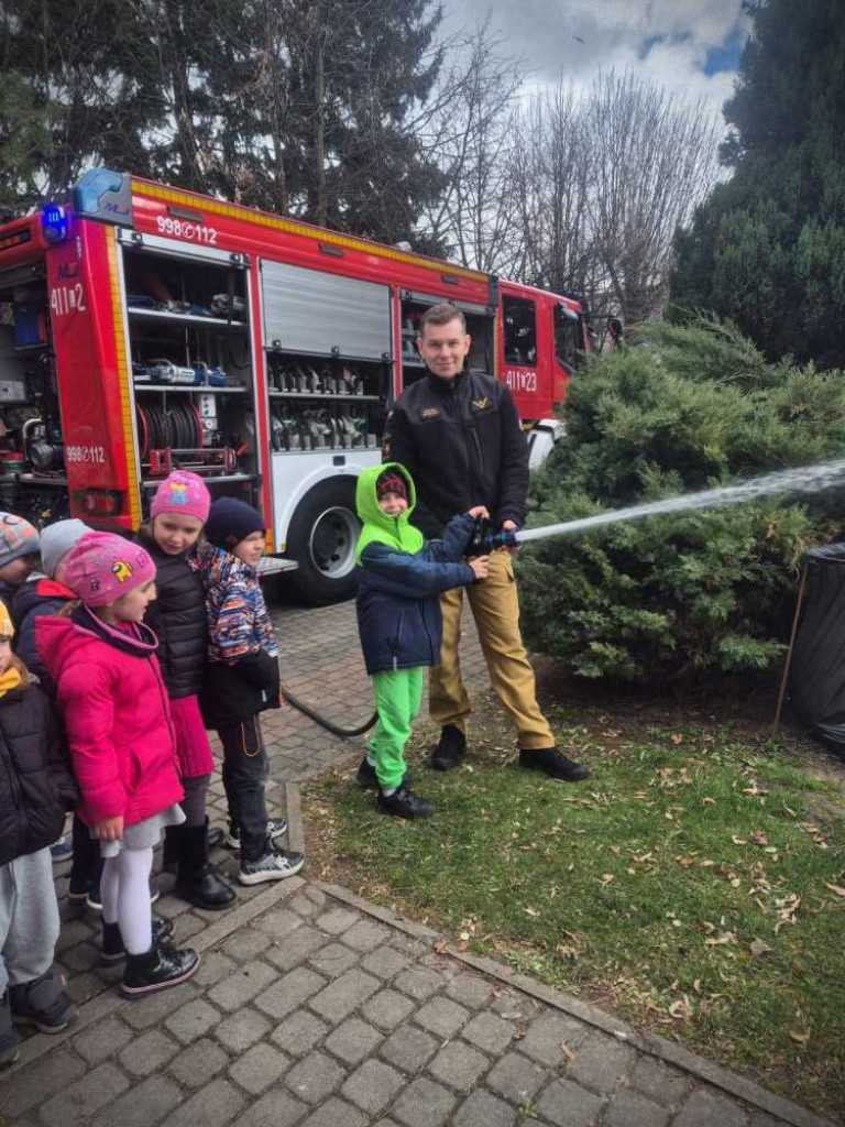 Policjanci i strażacy u dzieci [ZDJĘCIA]