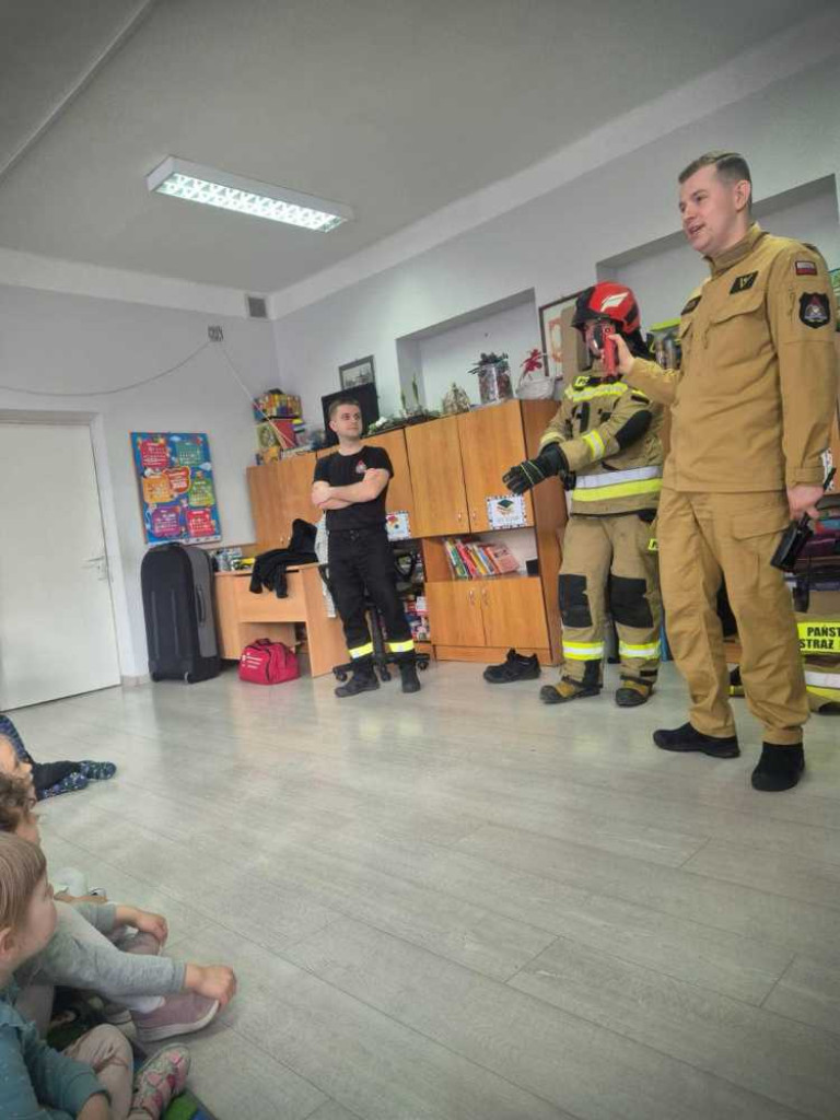 Policjanci i strażacy u dzieci [ZDJĘCIA]