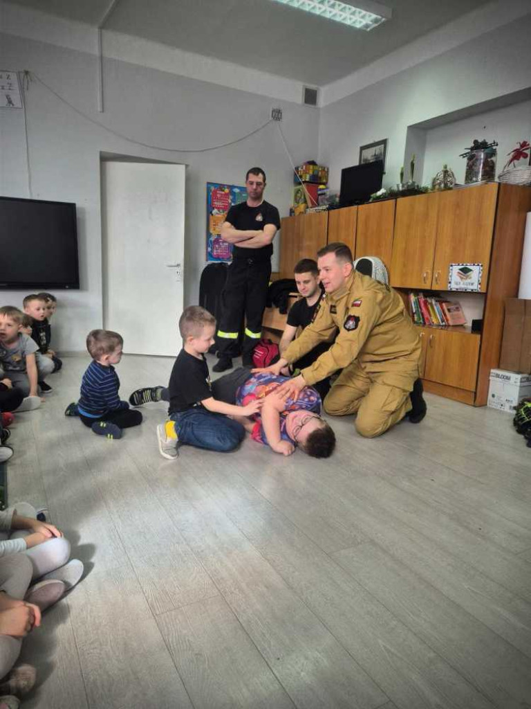 Policjanci i strażacy u dzieci [ZDJĘCIA]