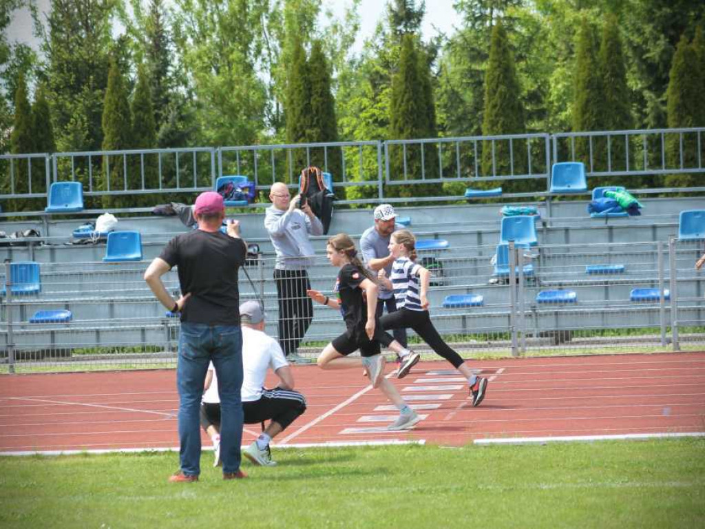 Hrubieszów: Najmłodsi szkolni lekkoatleci walczyli o awans do półfinału wojewódzkiego! [ZDJĘCIA]