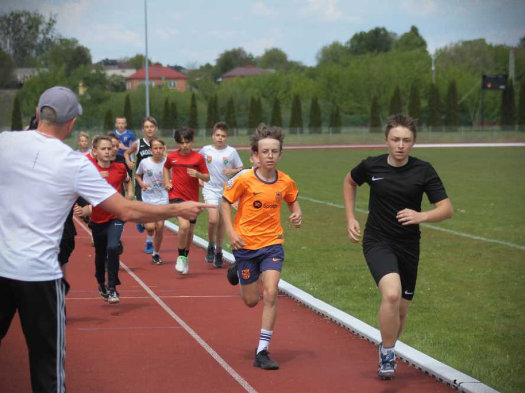 Hrubieszów: Najmłodsi szkolni lekkoatleci walczyli o awans do półfinału wojewódzkiego! [ZDJĘCIA]