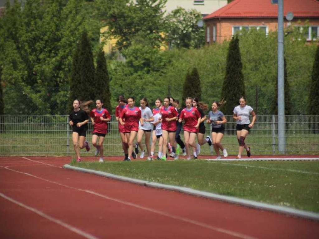 Hrubieszów: Najmłodsi szkolni lekkoatleci walczyli o awans do półfinału wojewódzkiego! [ZDJĘCIA]