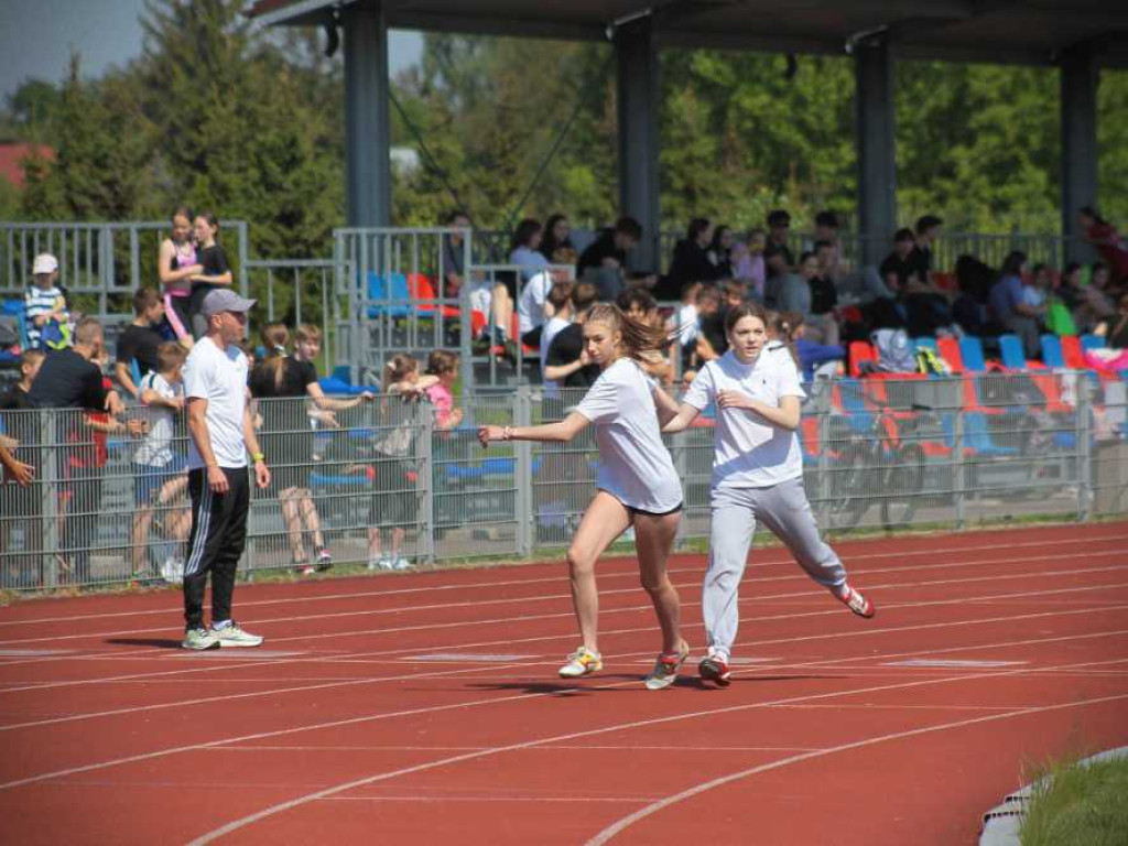 Hrubieszów: Oni byli najszybsi! Powiatowy Festiwal Sztafet Lekkoatletycznych za nami [ZDJĘCIA]