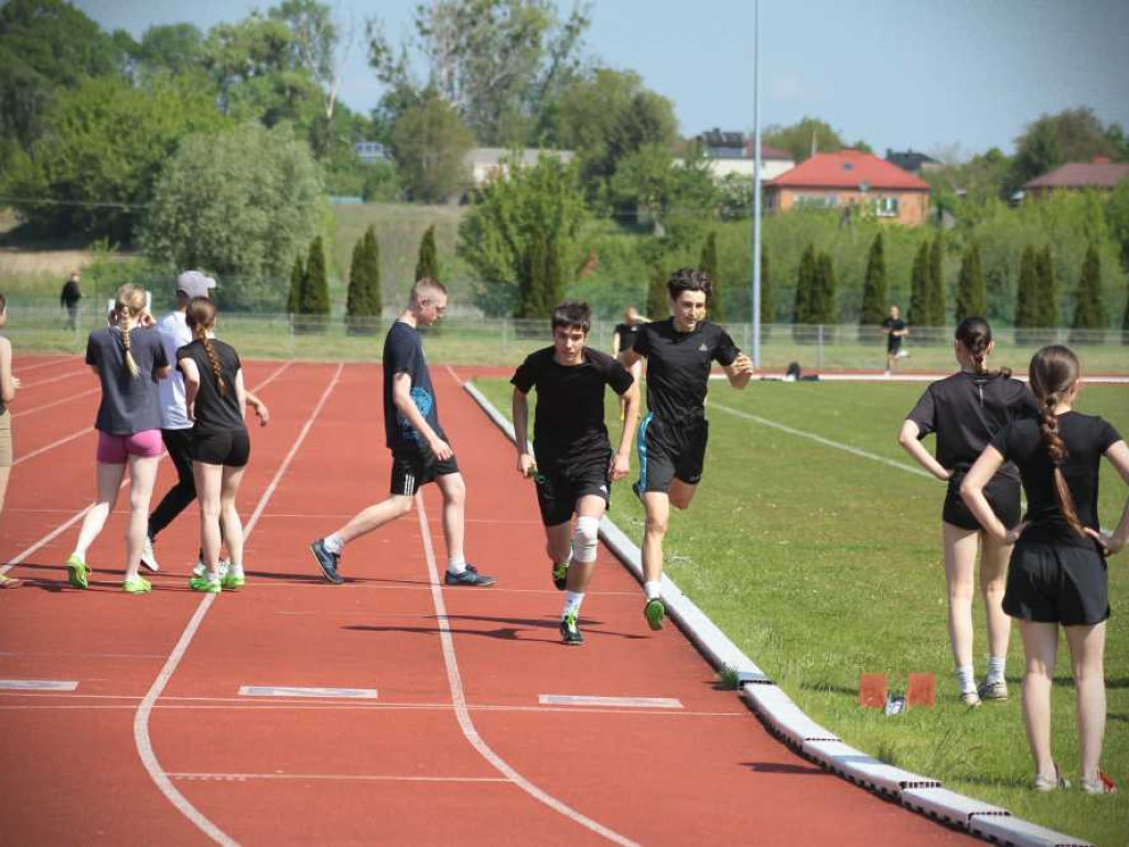 Hrubieszów: Oni byli najszybsi! Powiatowy Festiwal Sztafet Lekkoatletycznych za nami [ZDJĘCIA]