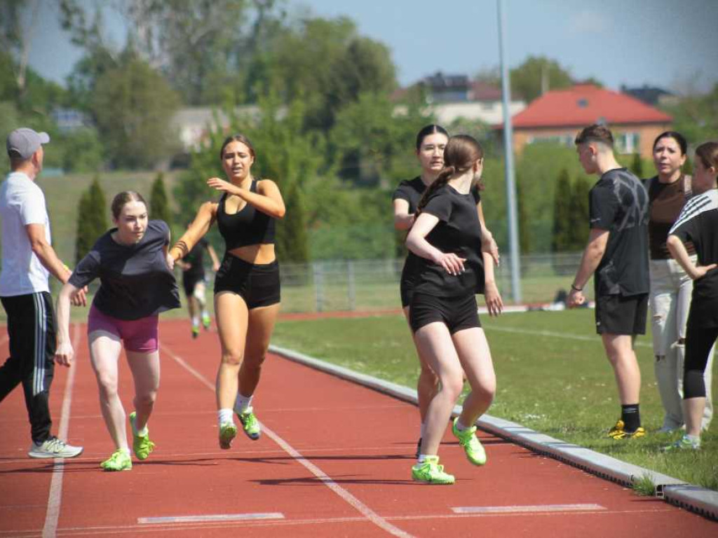 Hrubieszów: Oni byli najszybsi! Powiatowy Festiwal Sztafet Lekkoatletycznych za nami [ZDJĘCIA]