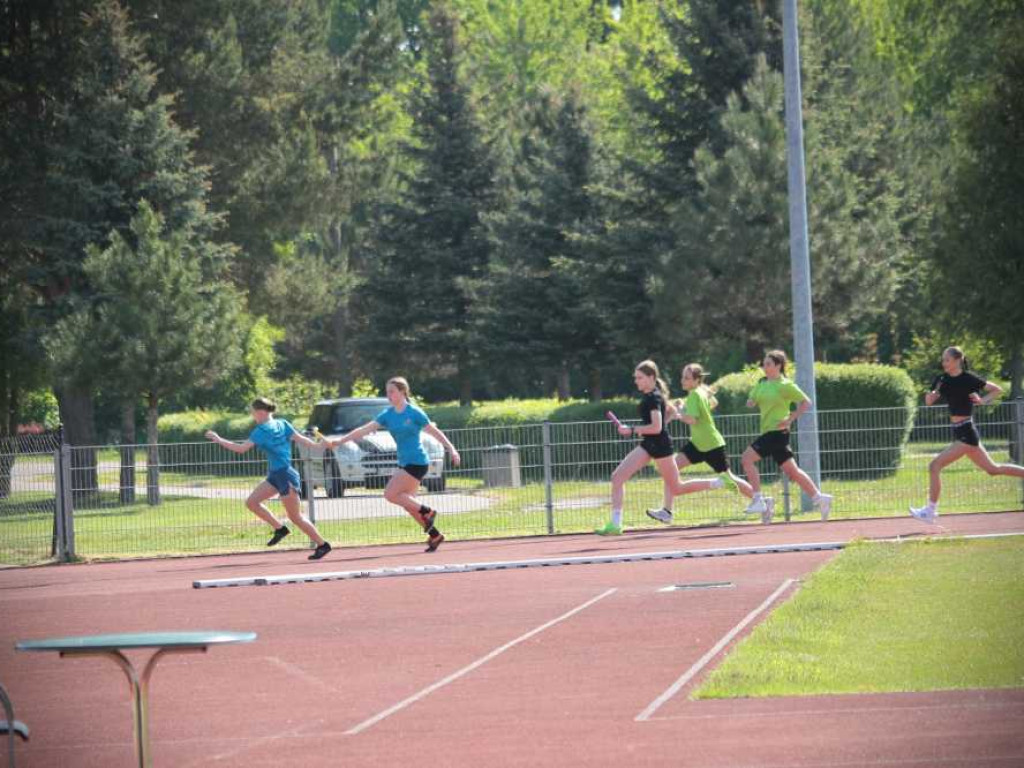 Hrubieszów: Oni byli najszybsi! Powiatowy Festiwal Sztafet Lekkoatletycznych za nami [ZDJĘCIA]