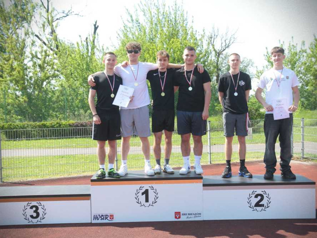 Hrubieszów: Oni byli najszybsi! Powiatowy Festiwal Sztafet Lekkoatletycznych za nami [ZDJĘCIA]
