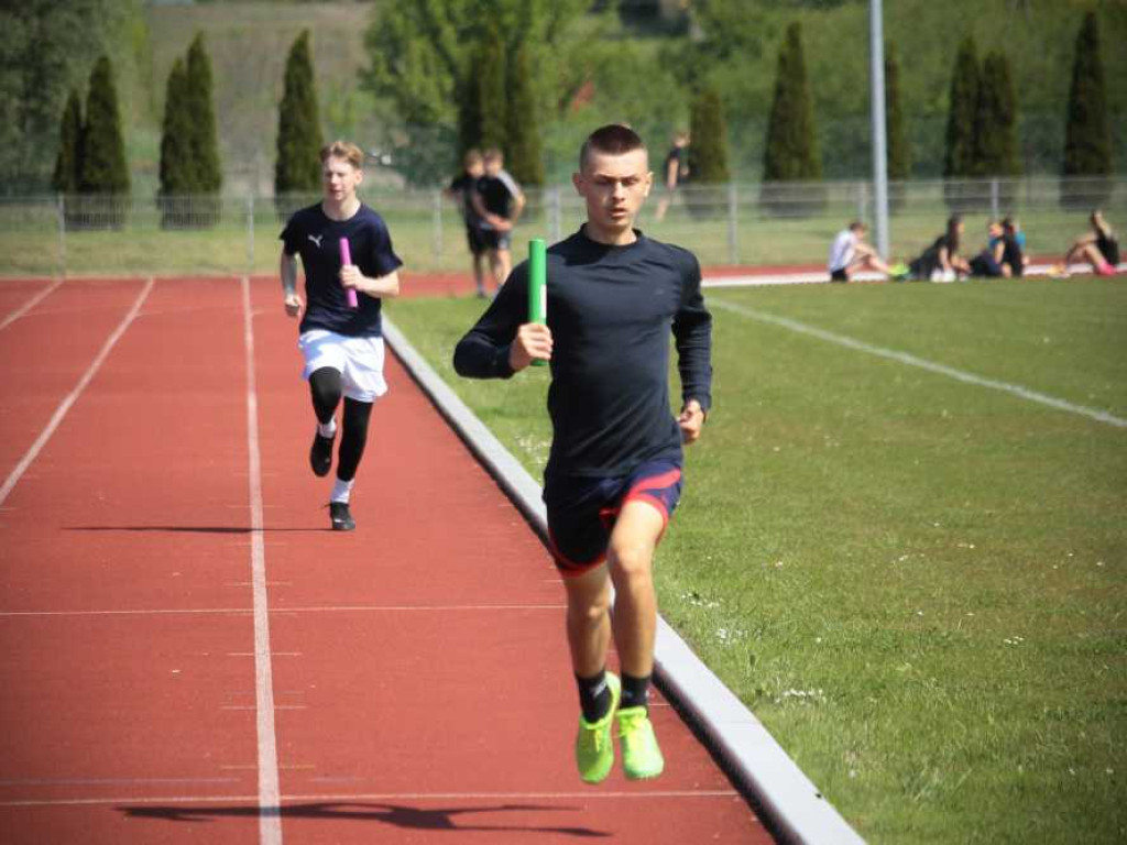 Hrubieszów: Oni byli najszybsi! Powiatowy Festiwal Sztafet Lekkoatletycznych za nami [ZDJĘCIA]
