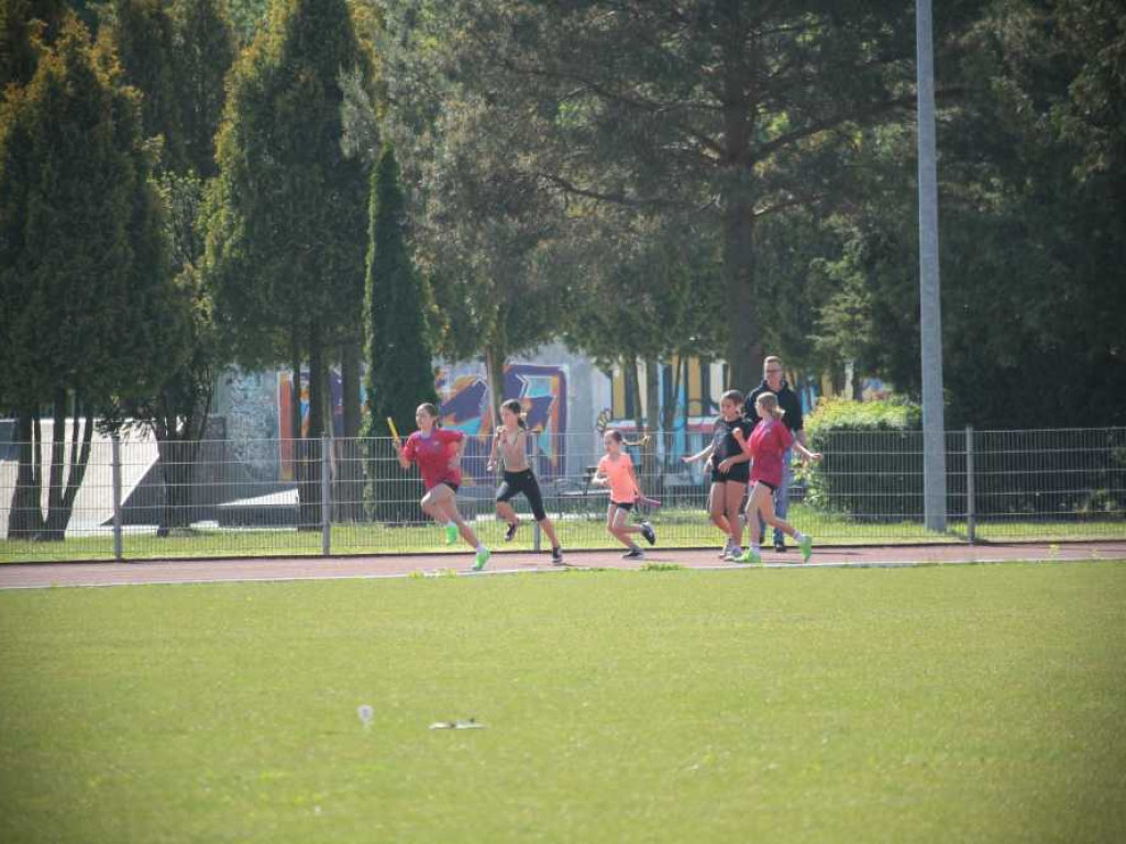 Hrubieszów: Oni byli najszybsi! Powiatowy Festiwal Sztafet Lekkoatletycznych za nami [ZDJĘCIA]