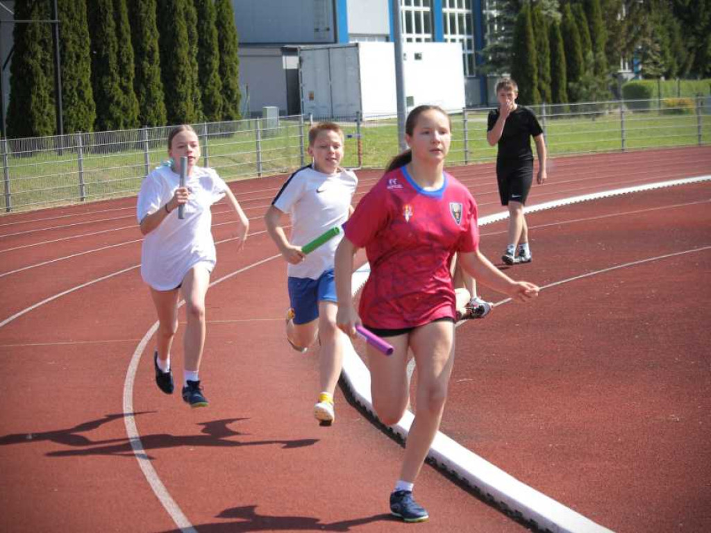 Hrubieszów: Oni byli najszybsi! Powiatowy Festiwal Sztafet Lekkoatletycznych za nami [ZDJĘCIA]