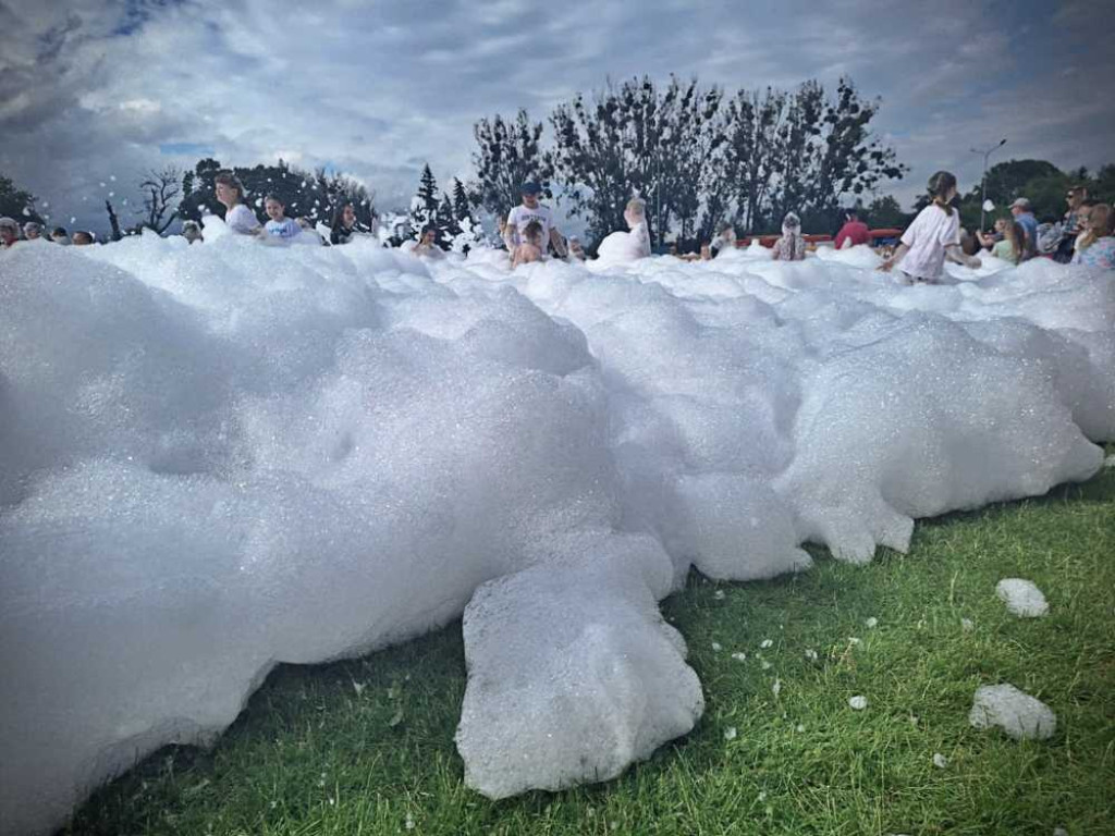 Hrubieszów: Mundurowy Dzień Dziecka - piana party na HOSiR [ZDJĘCIA]