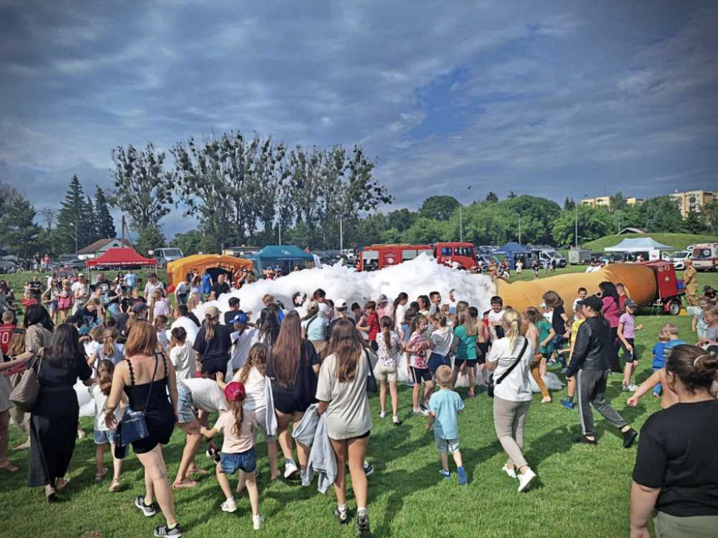 Hrubieszów: Mundurowy Dzień Dziecka - piana party na HOSiR [ZDJĘCIA]