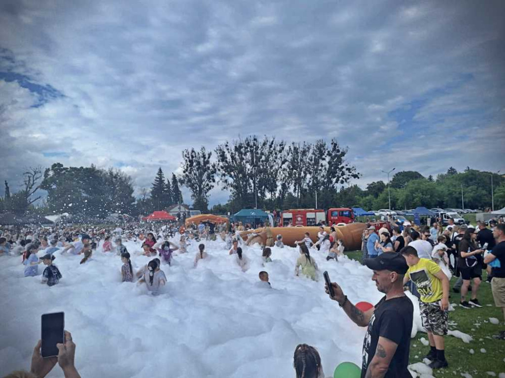 Hrubieszów: Mundurowy Dzień Dziecka - piana party na HOSiR [ZDJĘCIA]