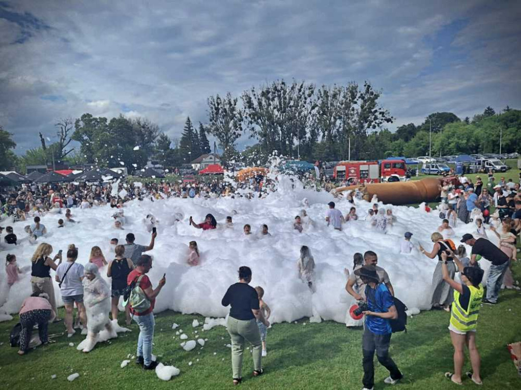 Hrubieszów: Mundurowy Dzień Dziecka - piana party na HOSiR [ZDJĘCIA]