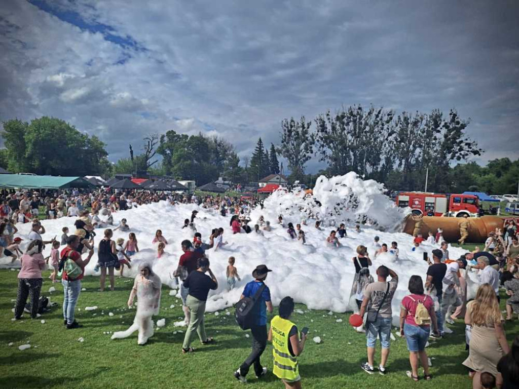 Hrubieszów: Mundurowy Dzień Dziecka - piana party na HOSiR [ZDJĘCIA]
