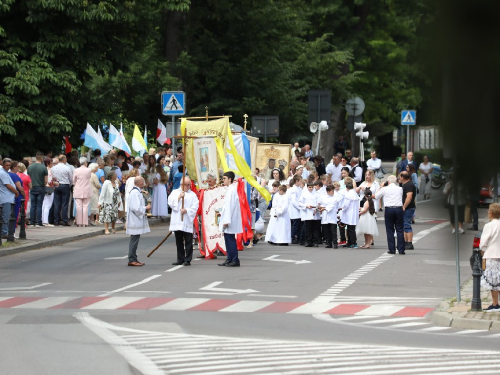 Hrubieszów: Procesja Bożego Ciała w parafiach św. Mikołaja i św. Stanisława Kostki [ZDJĘCIA]