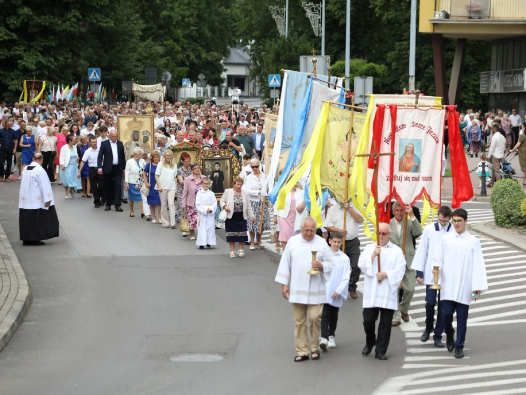 Hrubieszów: Procesja Bożego Ciała w parafiach św. Mikołaja i św. Stanisława Kostki [ZDJĘCIA]