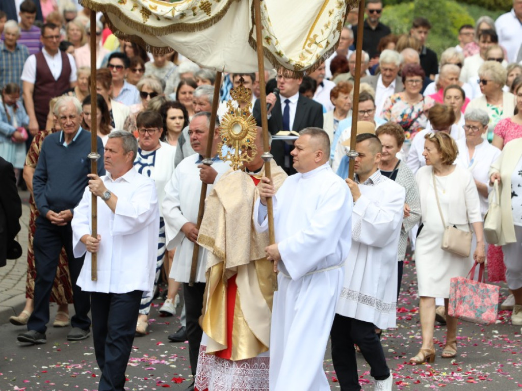 Hrubieszów: Procesja Bożego Ciała w parafiach św. Mikołaja i św. Stanisława Kostki [ZDJĘCIA]