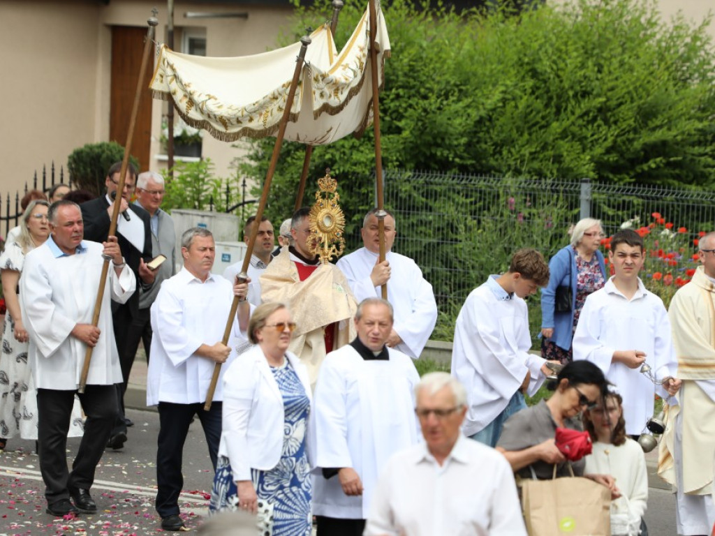 Hrubieszów: Procesja Bożego Ciała w parafiach św. Mikołaja i św. Stanisława Kostki [ZDJĘCIA]
