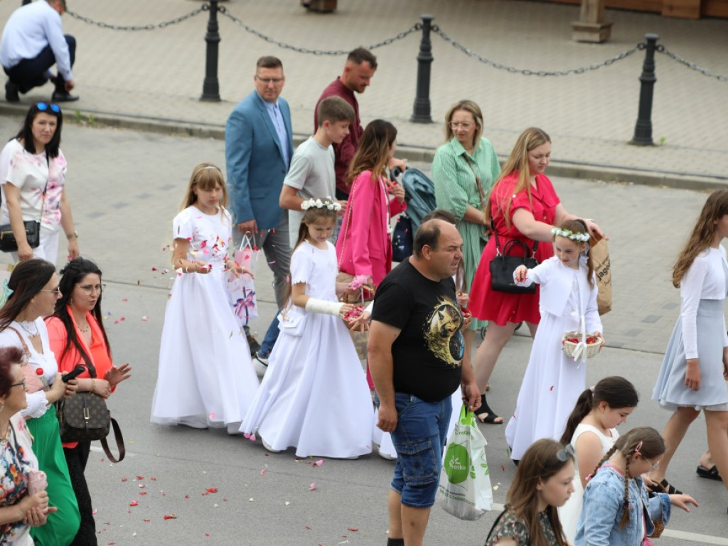 Hrubieszów: Procesja Bożego Ciała w parafiach św. Mikołaja i św. Stanisława Kostki [ZDJĘCIA]