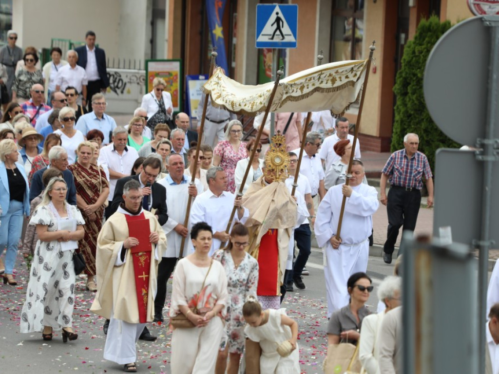 Hrubieszów: Procesja Bożego Ciała w parafiach św. Mikołaja i św. Stanisława Kostki [ZDJĘCIA]