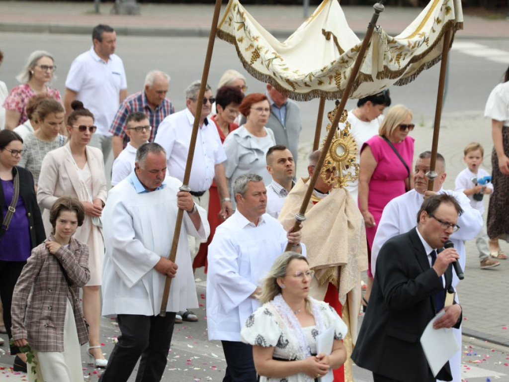 Hrubieszów: Procesja Bożego Ciała w parafiach św. Mikołaja i św. Stanisława Kostki [ZDJĘCIA]