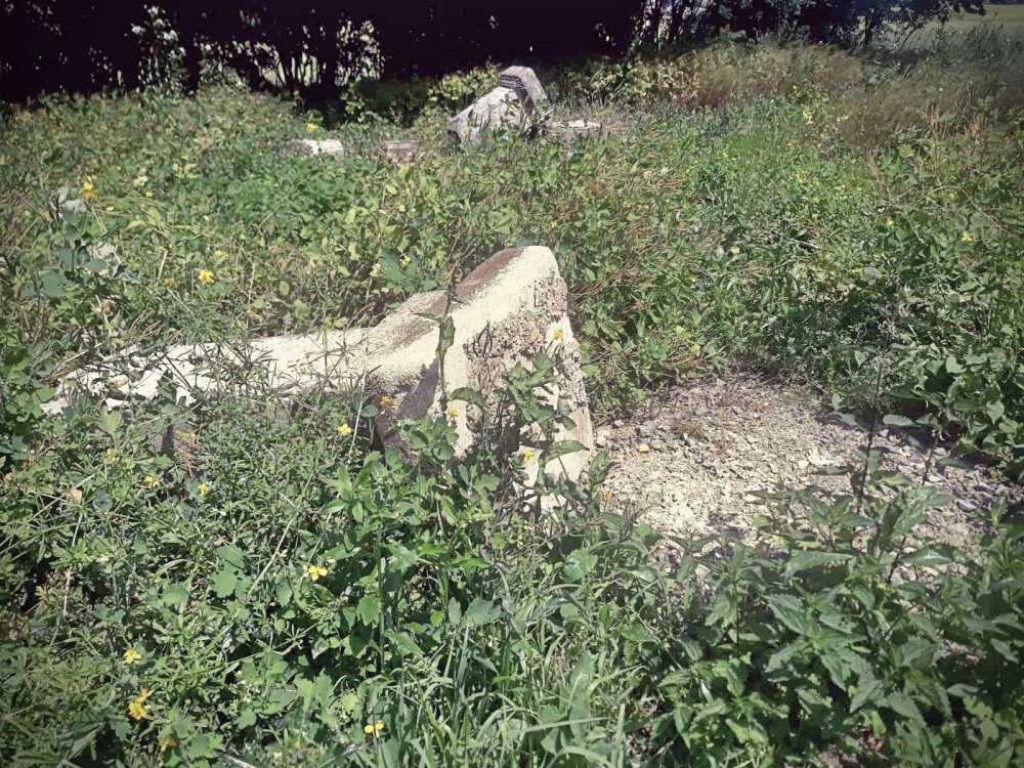 Zdewastowano zabytkowy cmentarz w Dobromierzycach. Policja poszukuje sprawców [ZDJĘCIA]